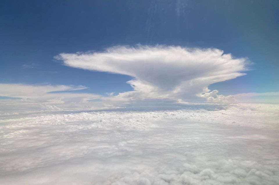 Eine hoch aufragende Wolke über dem Amazonas-Gebiet, aufgenommen bei einem Forschungsflug 1.3333