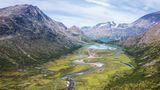 Weite Landschaftsaufnahme in den Bergen Norwegens.