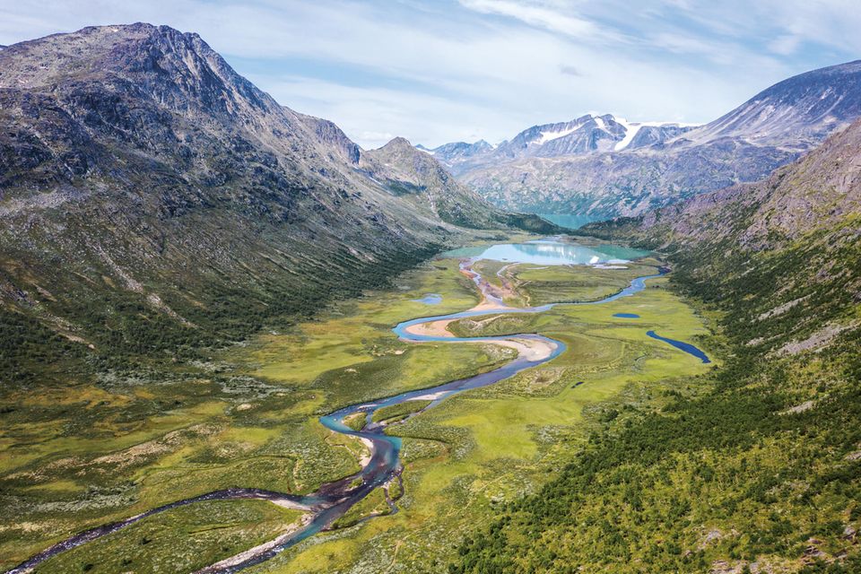 Weite Landschaftsaufnahme in den Bergen Norwegens.