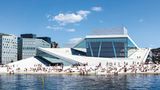 Viele Gäste auf den Treppen des Opernhaus. Manche von ihnen Baden im Wasser