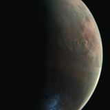 1976 nimmt die Raumonde Viking 2 diese sichelförmige Ansicht des Mars auf. Am hellen Rand der Scheibe wird das Sonnenlicht durch Staub- und Eiskristalle gefiltert und reflektiert. Im winterlichen Süden glänzt Morgenfrost im Hellas-Becken.