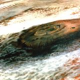 Am 31. Juli 1976 gab die NASA dem Orbiter Viking 1 den Befehl, diese Postkartenansicht des Olympus Mons aufzunehmen. Mit 22 Kilometer Höhe ist der dunkle, von Wolken umgebene Vulkan nicht nur der größte des Mars, sondern des gesamten Sonnensystems. Um das Foto für eine Fernsehübertragung geeignet zu machen, wurden Sättigung und Kontrast bis zum Äußersten getrieben.