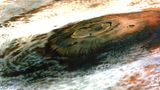 Am 31. Juli 1976 gab die NASA dem Orbiter Viking 1 den Befehl, diese Postkartenansicht des Olympus Mons aufzunehmen. Mit 22 Kilometer Höhe ist der dunkle, von Wolken umgebene Vulkan nicht nur der größte des Mars, sondern des gesamten Sonnensystems. Um das Foto für eine Fernsehübertragung geeignet zu machen, wurden Sättigung und Kontrast bis zum Äußersten getrieben.