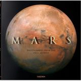 Auf 340 Seiten vereint der Bildband "Mars" eine Fülle spektakulärer Aufnahmen des Planeten – begleitet von Essays, etwa vom ehemaligen Chefwissenschaftler der NASA, James L. Green (hier zum Interview). Das Buch aus dem Verlag Taschen kann hier bestellt werden. 