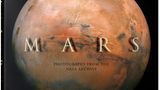 Auf 340 Seiten vereint der Bildband "Mars" eine Fülle spektakulärer Aufnahmen des Planeten – begleitet von Essays, etwa vom ehemaligen Chefwissenschaftler der NASA, James L. Green (hier zum Interview). Das Buch aus dem Verlag Taschen kann hier bestellt werden. 