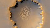 Am 951. Tag seiner Mission erreichte der Rover Opportunity den 800 Meter durchmessenden Victoria-Krater. Just in dem Moment schoss der Mars Reconnaissance Orbiter diese Aufnahme aus seiner Mars-Umlaufbahn. Opportunity ist als winziger Fleck etwa auf der Position 10 Uhr zu sehen.