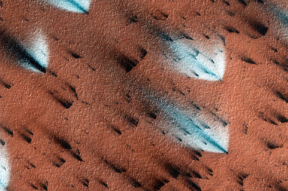 Inmitten der dunklen Sandfächer der auftauenden Polkappe lassen sich auch einige auffallend helle entdecken. Diese entstehen, wenn Kohlendioxidgas in kältere Luft ausströmt und als neuer Reif auf der staubigen Oberfläche kondensiert. 1.6