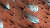Inmitten der dunklen Sandfächer der auftauenden Polkappe lassen sich auch einige auffallend helle entdecken. Diese entstehen, wenn Kohlendioxidgas in kältere Luft ausströmt und als neuer Reif auf der staubigen Oberfläche kondensiert.