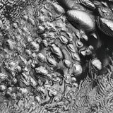 Im Krater pfeift der Wind scharf. Der von ihm mitgetragene Sand lässt die Sedimentschichten erodieren. Da sie ihm unterschiedlich stark Widerstand leisten, bilden sich Treppenstufen heraus. In den windgeschützten Ecken der Stufen sammelt sich dunkler Sand.