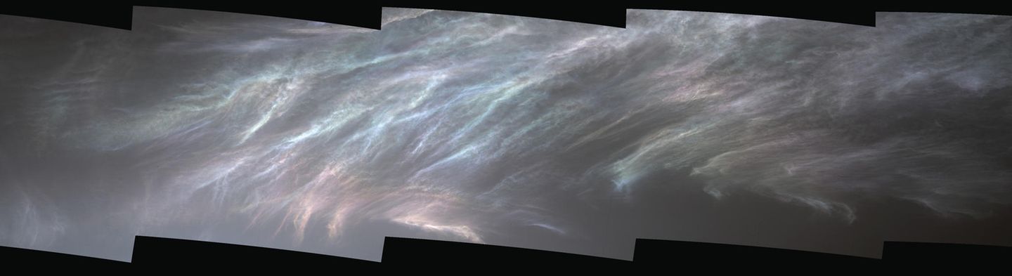 Wenn der Mars auf seiner Umlaufbahn am weitesten von der Sonne entfernt ist und die Lufttemperaturen zu sinken beginnen, sind um den Sonnenuntergang die Bedingungen besonders günstig für hohe Schleierwolken. 2021 dokumentierte Curiosity zufällig ein besonders buntes Wolkenband, bei dem am Marshimmel das Sonnenlicht an winzigen Eiskristallen funkelte.