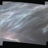 Wenn der Mars auf seiner Umlaufbahn am weitesten von der Sonne entfernt ist und die Lufttemperaturen zu sinken beginnen, sind um den Sonnenuntergang die Bedingungen besonders günstig für hohe Schleierwolken. 2021 dokumentierte Curiosity zufällig ein besonders buntes Wolkenband, bei dem am Marshimmel das Sonnenlicht an winzigen Eiskristallen funkelte.