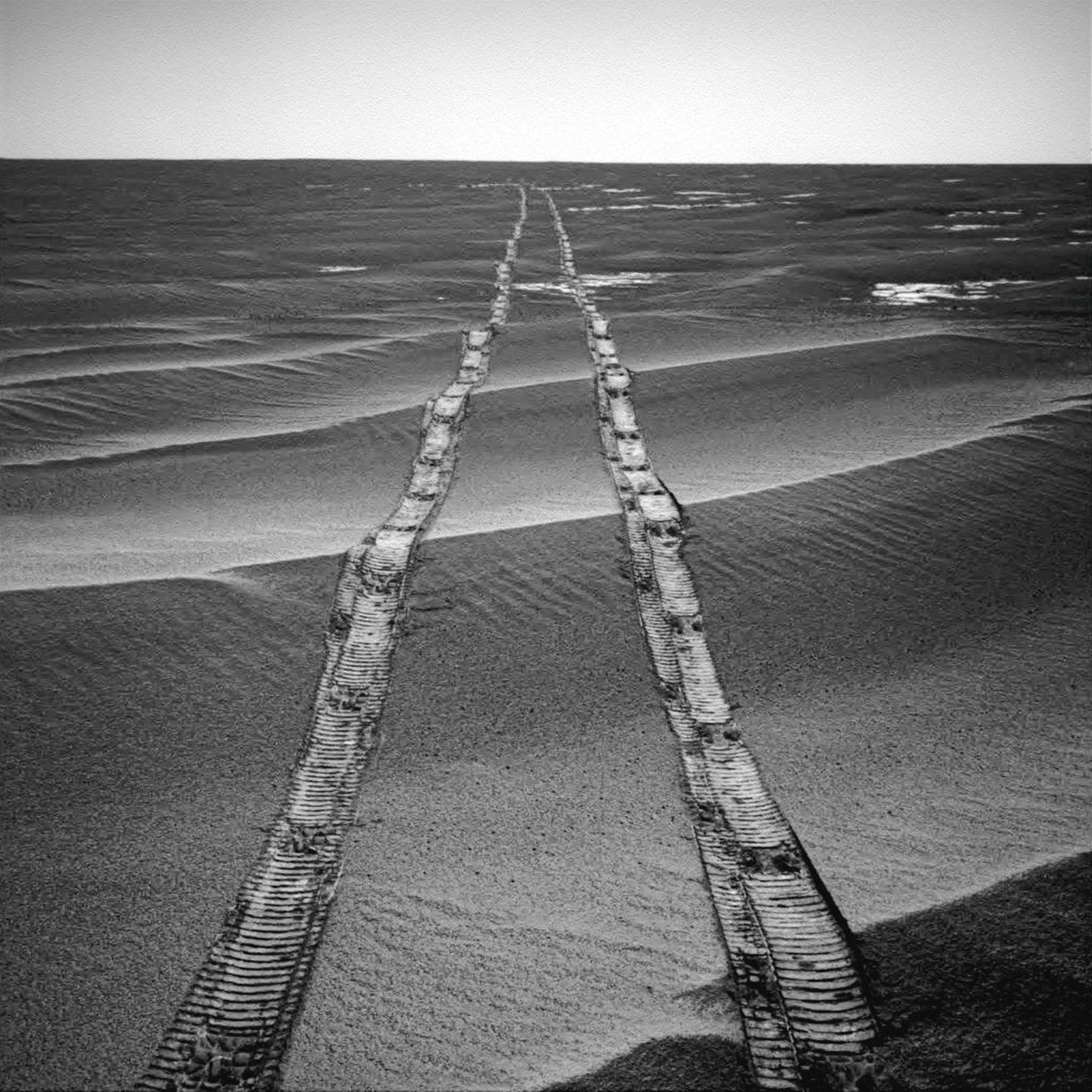 Langer Weg Insgesamt legte der Rover Opportunity mehr als 45 Kilometer auf der Marsoberfläche zurück, mehr als jeder andere autonome Rover. In seiner Spur hinterlässt er alle rund 60 Zentimeter Abdrücke, die von Löchern in den Rädern stammen, an denen der Rover am Lander befestigt war. Die regelmäßigen Abdrücke dienten den Forschenden als Abstandsmesser.
