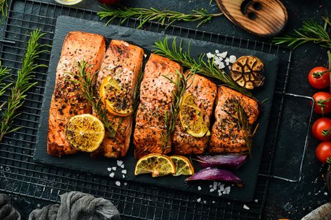 Kulinarisch betrachtet ist der Lachs ein Alleskönner: Er schmeckt roh als Sushi, in Suppen oder aus dem Ofen. Aber ist sein Genuss noch zeitgemäß?