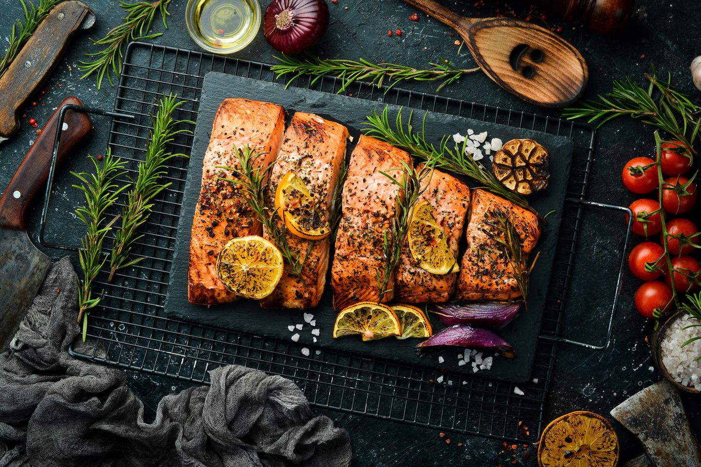 Kulinarisch betrachtet ist der Lachs ein Alleskönner: Er schmeckt roh als Sushi, in Suppen oder aus dem Ofen. Aber ist sein Genuss noch zeitgemäß?