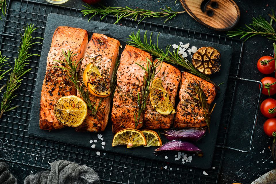 Kulinarisch betrachtet ist der Lachs ein Alleskönner: Er schmeckt roh als Sushi, in Suppen oder aus dem Ofen. Aber ist sein Genuss noch zeitgemäß? 1.4982
