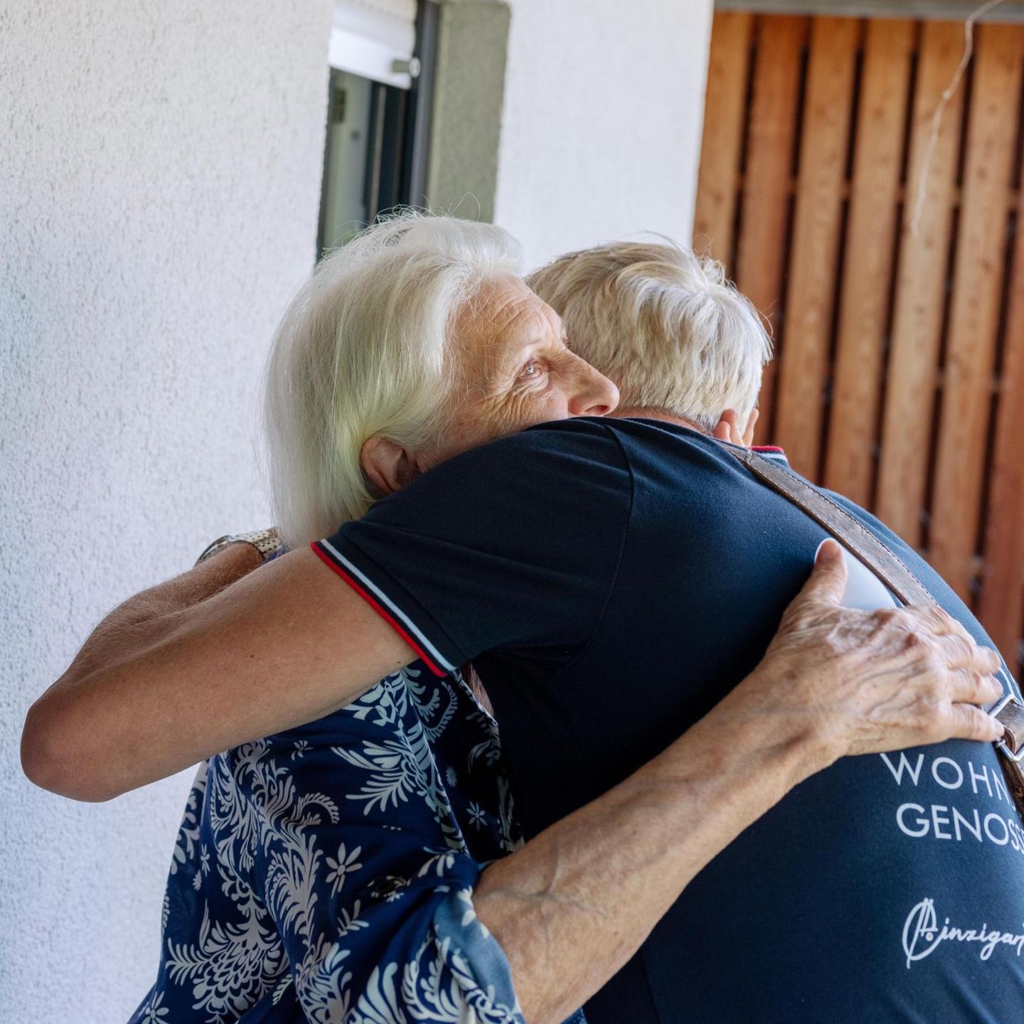 Böhm umarmt alte Karin Hübeler