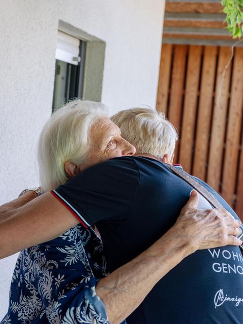 Böhm umarmt alte Karin Hübeler