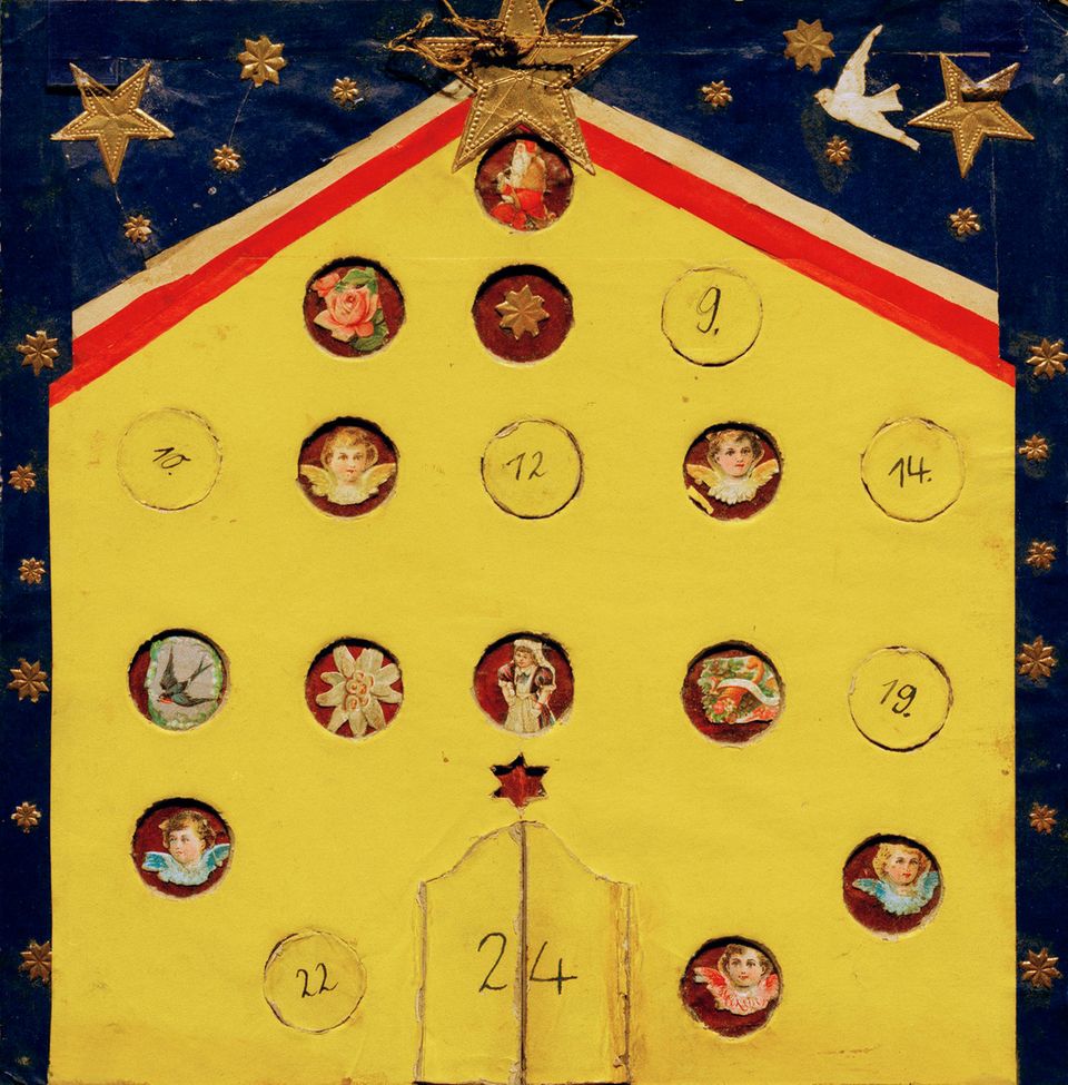 Adventskalender gab es lange eben nicht zu kaufen, sie wurden in den Familien gebastelt – wie dieses Exemplar mit Heiligenbildchen von 1920