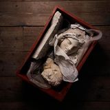 Steinstatuen in einer Box