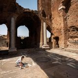 Studentin Ilaria Cavaterra legt das Bodenmosaik in der Villa dei Quintili frei