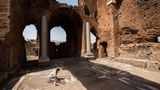 Studentin Ilaria Cavaterra legt das Bodenmosaik in der Villa dei Quintili frei
