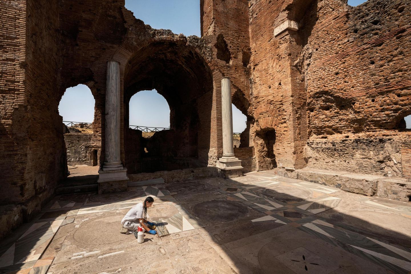 Studentin Ilaria Cavaterra legt das Bodenmosaik in der Villa dei Quintili frei