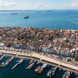 Häuser im historischen Teil von Tarent, einer der schönsten Städte Italiens, drängen sich auf einer Halbinsel zwischen Lagune und Meer. Wer hier auf der Via Appia wandert, muss große Umwege gehen. Die mehr als 2000 Jahre alte Straße verläuft unter Italiens größtem Stahlwerk