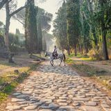 Reiter auf Schimmel auf der Via Appia Antica
