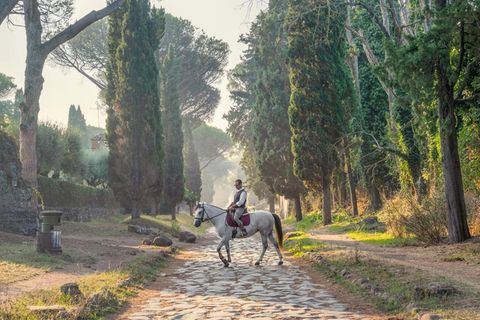 Reiter auf Schimmel auf der Via Appia Antica