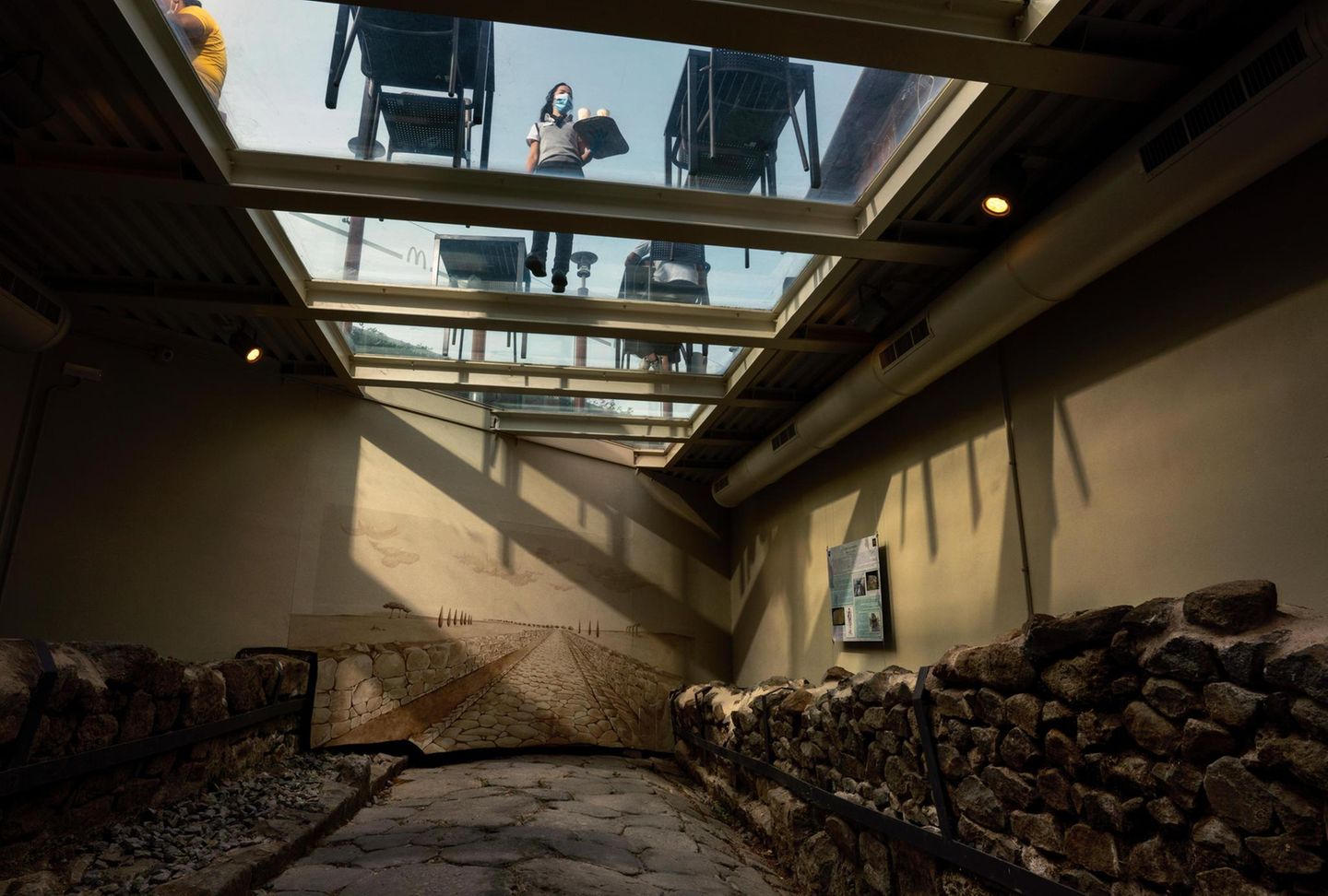 Glasdach über der Via Appia