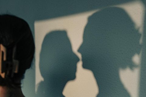 Ein Schatten zeigt zwei Frauengesichter