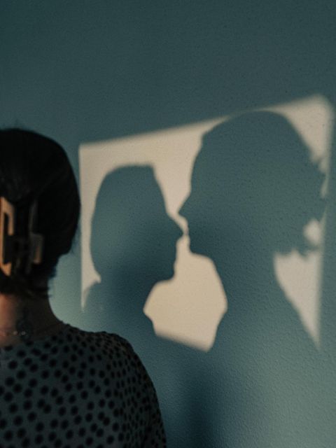 Ein Schatten zeigt zwei Frauengesichter