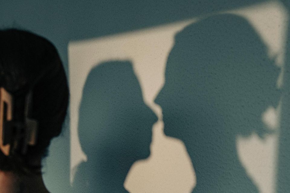 Ein Schatten zeigt zwei Frauengesichter 0.687