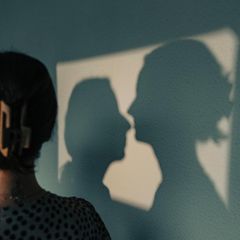 Ein Schatten zeigt zwei Frauengesichter