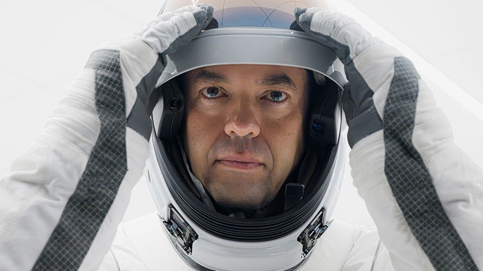 Als neuer Leiter der NASA hat Trump Jared Isaacman nominiert. Das Geld, das dieser mit der Gründung eines Zahlungsabwicklungsunternehmens einnahm, gibt der Milliardär in der Raumfahrt aus, indem er gleich mehrere Flüge bei SpaceX gebucht hat. Er saß im Raumschiff, als das Unternehmen erstmals nur Laien in den Weltraum schoss, der Flug wurde vom Boden aus gesteuert. In diesem Jahr wurde Isaacman bekannt, als er den ersten Weltraumspaziergang eines Privatmenschen unternahm. Auch wenn dieser eher darin bestand, dass sich Isaacman einmal aus dem Fenster lehnte, hat Trump mit ihm immerhin eine Person erwählt, die Einblick in die Raumfahrt hat 