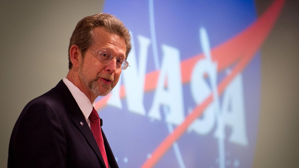 James L. Green war lange Zeit Direktor des NASA-Planetenprogramms. 2018 stieg er zum Chef Scientist auf, das Amt hatte er bis zu seinem Ruhestand 2022 inne. Green leitete mehr als ein Dutzend Missionen, darunter die Landung des Curiosity-Rovers auf dem Mars, den Vorbeiflug von New Horizons am Pluto und die Messenger-Sonde zum Merkur