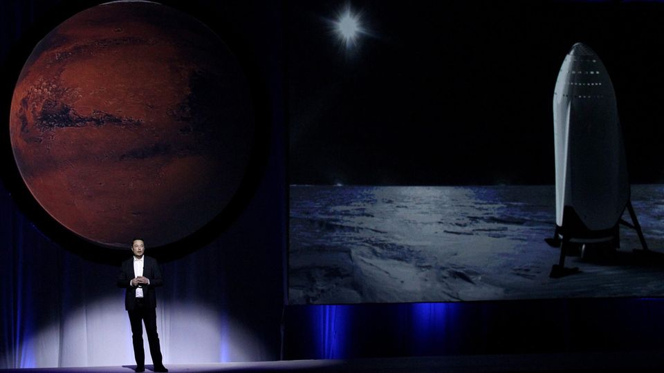 Die Pläne von Elon Musk schwanken zwischen visionär und verrückt: Nicht nur will er Menschen zum Mars schicken, sie sollen dort auch eine zweite Heimat für die Menschheit aufbauen. Zwar wirken die Ideen heute noch unrealistisch, doch schon mehrmals hat Musk seine Kritiker überrascht