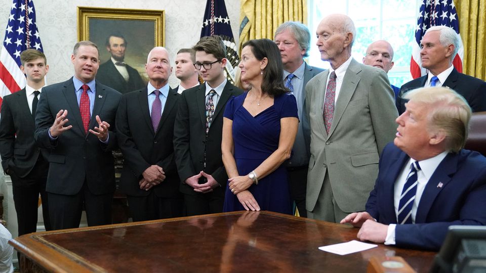 In seiner ersten Amtszeit ernannte Trump Jim Bridenstine (links mit roter Krawatte) zum Leiter der NASA. Die Wahl wurde kritisiert, da Bridenstine zwischenzeitlich den menschengemachten Kimawandel geleugnet hatte, was ihn für ein Amt an der Spitze einer Forschungseinrichtung disqualifiziere. Letztlich gilt seine Amtszeit aber als erfolgreich, in ihr entstand das Artemis-Programm