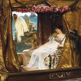 Kleopatra sitzt auf einem prunkvollen Schiff, von einem Boot im Hintergrund schaut Marcus Antonius auf sie