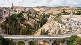 Die Brücke über die Schlucht vor Gravina in Apulien wurde nahe der Via Appia erst im 18. Jahrhundert gebaut und vor einigen Jahren als James-Bond-Filmkulisse weltberühmt. In Italiens Süden werden viele internationale Filme gedreht – eine wichtige Einnahmequelle für die vergleichsweise arme Region, die nun auch auf Menschen hofft, die die Via Appia wandernd erkunden wollen