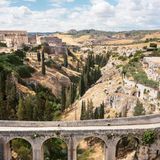 Die Brücke über die Schlucht vor Gravina in Apulien wurde nahe der Via Appia erst im 18. Jahrhundert gebaut und vor einigen Jahren als James-Bond-Filmkulisse weltberühmt. In Italiens Süden werden viele internationale Filme gedreht – eine wichtige Einnahmequelle für die vergleichsweise arme Region, die nun auch auf Menschen hofft, die die Via Appia wandernd erkunden wollen