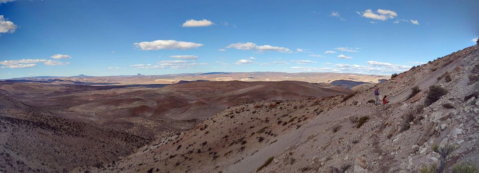 In der argentinischen Provinz Chubut liegt die Fundstelle von Melkamter pateko. Rechts im Bild: die Forschenden bei der Arbeit