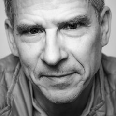 Eine Illustration eines strahlenden Gehirns steht neben dem Porträt von Christof Koch