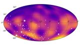 Das Vibrieren der Raumzeit. Kosmische Großereignisse wie die Verschmelzung zweier Schwarzer Löcher ziehen und zerren an Raum und Zeit. In der Folge breiten sich Schwingungen im kosmischen Untergrund aus, als Gravitationswellen rasen sie mit Lichtgeschwindigkeit durch das All. Die langwelligsten unter ihnen stammen noch aus der wilden Jugend des Universums. Forschende vermessen sie mithilfe von weit entfernten Sternenleichen, den Pulsaren. Diese rotieren rasend schnell und senden dabei regelmäßig Pulse aus – dem extrem gleichmäßigen Ticken können irdische Radioteleskope lauschen. Dehnen oder stauchen vorbeiziehende Gravitationswellen die Raumzeit zwischen Pulsar und Erde, bringen sie die kosmische Präzisionsuhr scheinbar aus dem Takt. Viereinhalb Jahre lang vermaßen Astronomen mit der südafrikanischen Anlage MeerKAT solche minimalen Abweichungen im Ticken von 83 Pulsaren (als weiße Sterne eingezeichnet). Daraus entstand die aktuellste Karte des kosmischen Gravitationswellenhintergrunds. Ein Ziel der Forscherinnen und Forscher ist es, Hotspots zu finden, Gebiete besonders zahlreicher Raumzeitschwingungen. Dort könnten sich beispielsweise zwei supermassereiche Schwarze Löcher eng umkreisen.  KW 50