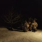 Florian Bachmeier hat alte Winterbräuche im Salzburger Land fotografisch dokumentiert. Hier ein Winterritual im österreichischen Rauris: Die "Rauriser Teufel" verbergen das Gesicht hinter geschnitzten Holzmasken mit roter, weißer und schwarzer Farbe. Aus dem Maul hängt ihnen eine rote Stoffzunge, auf dem Haupt stechen Ziegenbock- oder Widderhörner wie echte Hörner in den Nachthimmel. Die archaisch anmutenden Teufel ziehen gekleidet in zotteligen Schafsfellgewändern und mit Rute in der Hand durch das verschneite Tal. Schellen und Glocken klingen laut durch die Nacht. Sie sind noch in der Ferne zu hören. Die Rauriser "Toifli" sollen das Böse vertreiben. © Foto: Florian Bachmeier