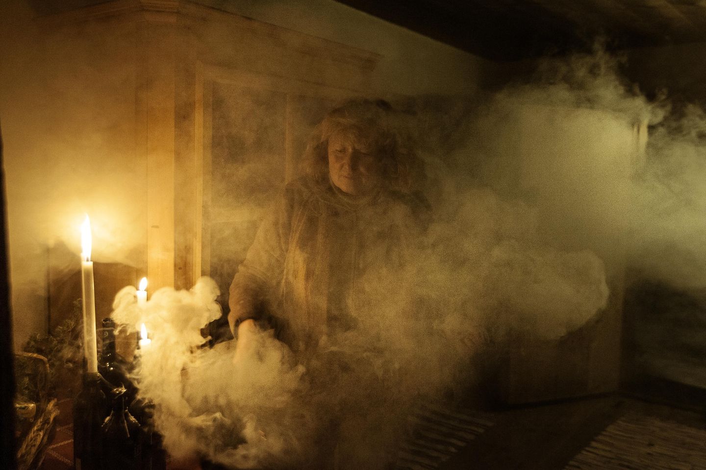 Räucherwerk: Zu den überlieferten Winterbräuchen rund um den Jahreswechsel gehört es, Stall und Hof zum Schutz des eigenen Heims und zur Abwehr schlechter Energien mit Substanzen auszuräuchern - wie hier an Epiphania, dem Dreikönigstag am 6. Januar. An diesem Tag enden die mystischen Raunächte. Der letzten Raunacht wurden stets besondere Orakel-Funktionen zugeschrieben. Überlieferungen reichen bis in das Mittelalter  