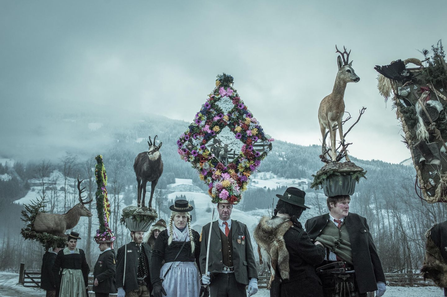 Alle vier Jahre findet der Gasteiner Perchtenlauf während der Raunächte statt. Die üppig geschmückte Trapezkappe ist auf der Vorderseite mit vier Spiegeln verziert. Hirsch, Reh und Gams symbolisieren die drei zentralen Gasteiner Wildtiere und die Bedeutung der Jagd. Die Kappen der Männer erreichen zuweilen ein imposantes Gewicht von bis zu 50 Kilogramm. Manch Kopfschmuck ist bis zu 2,50 Meter hoch 