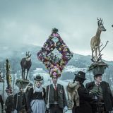 Alle vier Jahre findet der Gasteiner Perchtenlauf während der Raunächte statt. Die üppig geschmückte Trapezkappe ist auf der Vorderseite mit vier Spiegeln verziert. Hirsch, Reh und Gams symbolisieren die drei zentralen Gasteiner Wildtiere und die Bedeutung der Jagd. Die Kappen der Männer erreichen zuweilen ein imposantes Gewicht von bis zu 50 Kilogramm. Manch Kopfschmuck ist bis zu 2,50 Meter hoch 