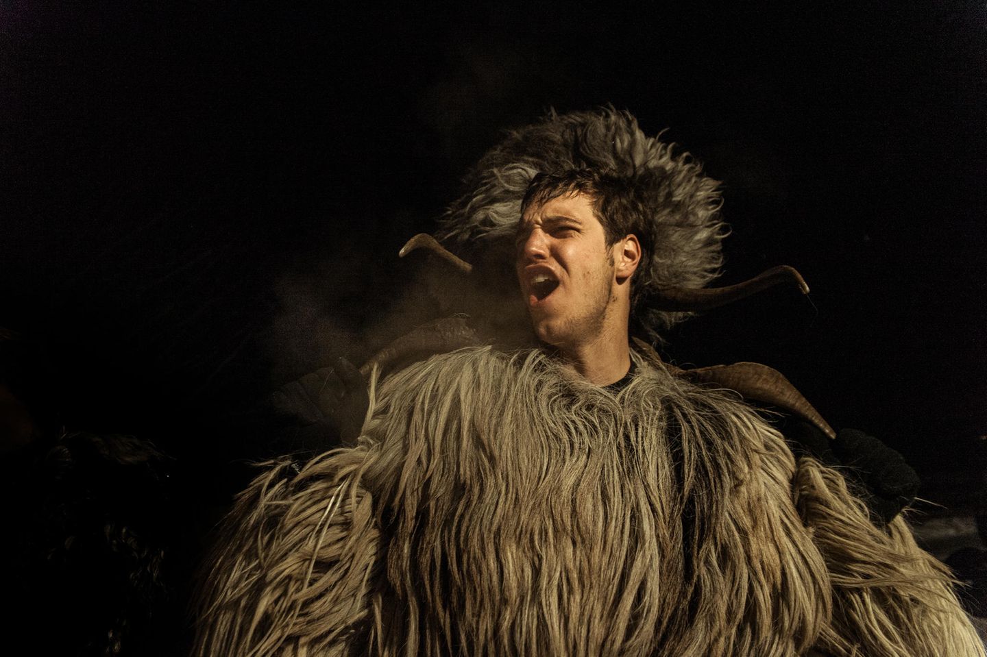 In den kalten Raunächten im Salzburger Land sind Schiachperchten, Schnabelperchten, Toifi, Krampusse, Einspeiber, Hanswurste und viele mystische Figuren mehr unterwegs. Ketten klirren, Schellen und Glocken klingen ohrenbetäubend laut, kehlige Schreie durchdringen die Nacht. Die uralten Winterbräuche dienen vor allem dazu, Dämonen und den Winter auszutreiben 