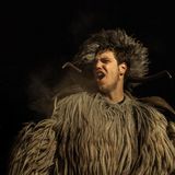 In den kalten Raunächten im Salzburger Land sind Schiachperchten, Schnabelperchten, Toifi, Krampusse, Einspeiber, Hanswurste und viele mystische Figuren mehr unterwegs. Ketten klirren, Schellen und Glocken klingen ohrenbetäubend laut, kehlige Schreie durchdringen die Nacht. Die uralten Winterbräuche dienen vor allem dazu, Dämonen und den Winter auszutreiben 